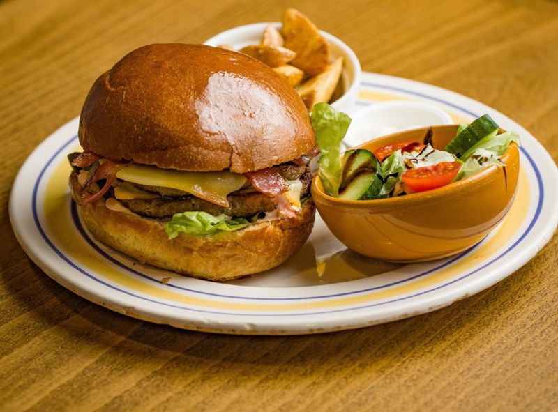 Bacon cheeseburger, potatoes et petite salade