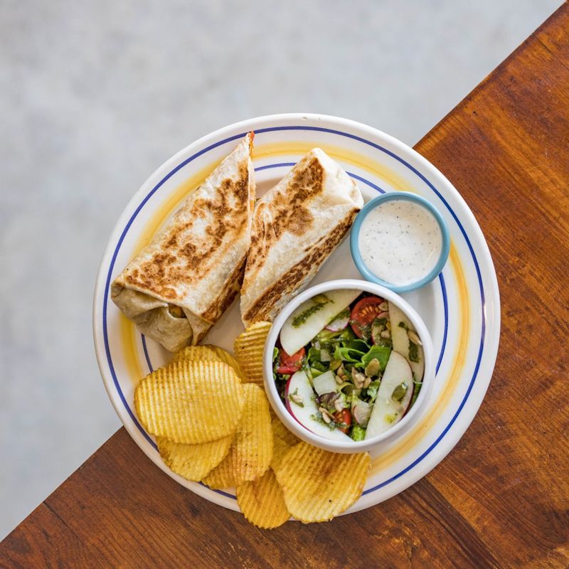 Burrito grillé, chips, salade et sauce ranch