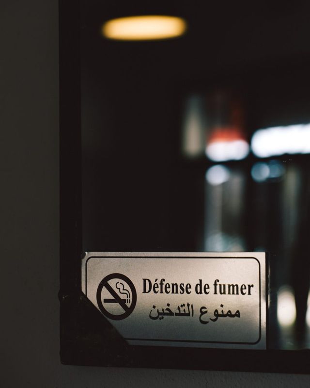 Plaque « Défense de fumer » en français et en arabe