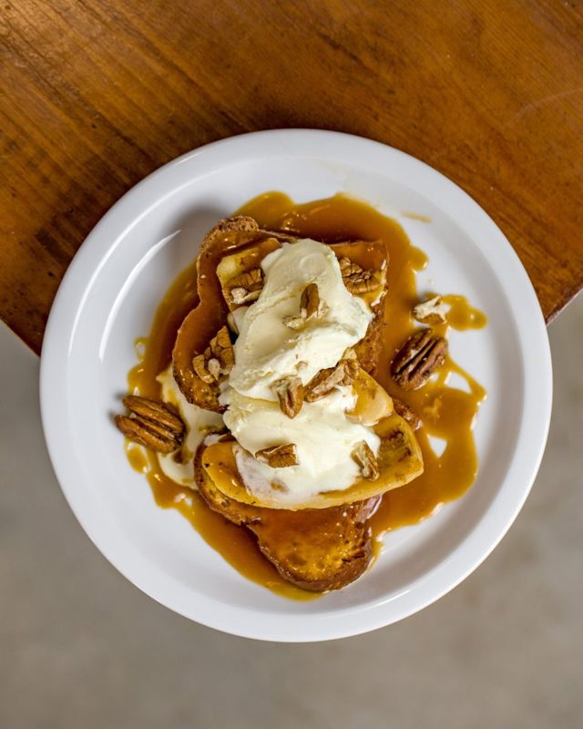 French toast salted caramel & banana, noix de pécan et glace vanille