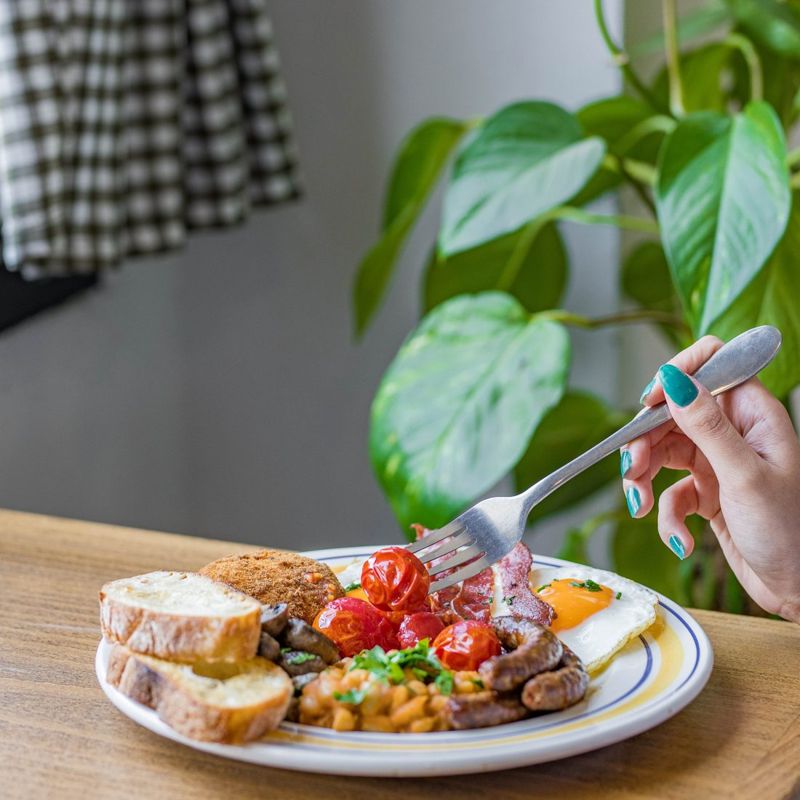 Full English : œufs au plat, saucisses, haricots, tomates rôties et pain grillé