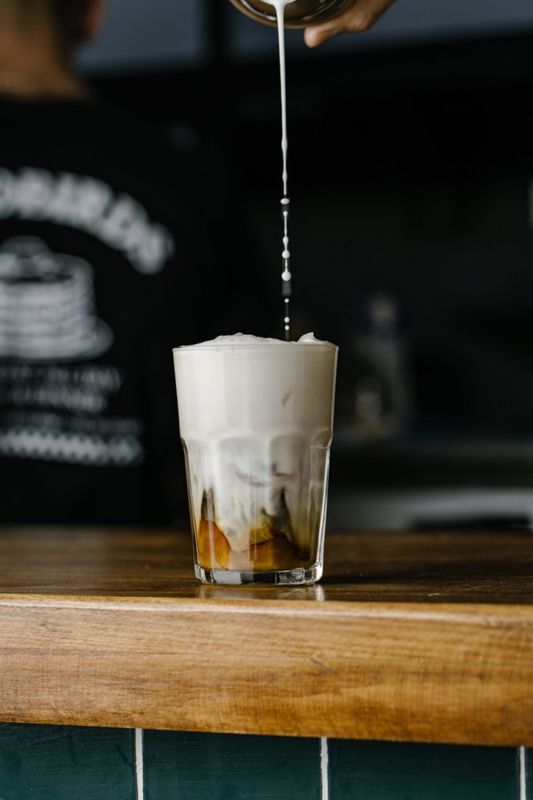 Iced latte, lait versé sur l’espresso