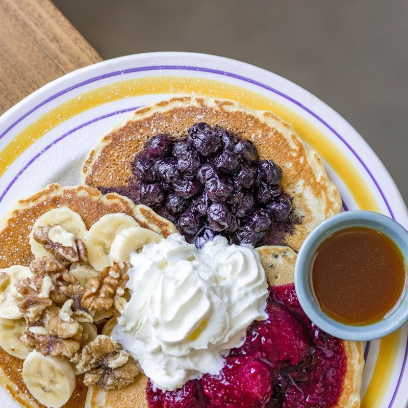 Pancakes flight : banane-noix, myrtilles, fruits rouges et crème fouettée
