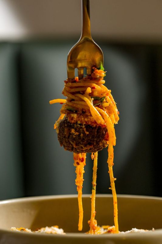 Spaghetti & meatballs enroulés sur une fourchette